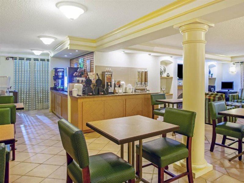 La Quinta Inn By Wyndham Victoria Bagian luar foto