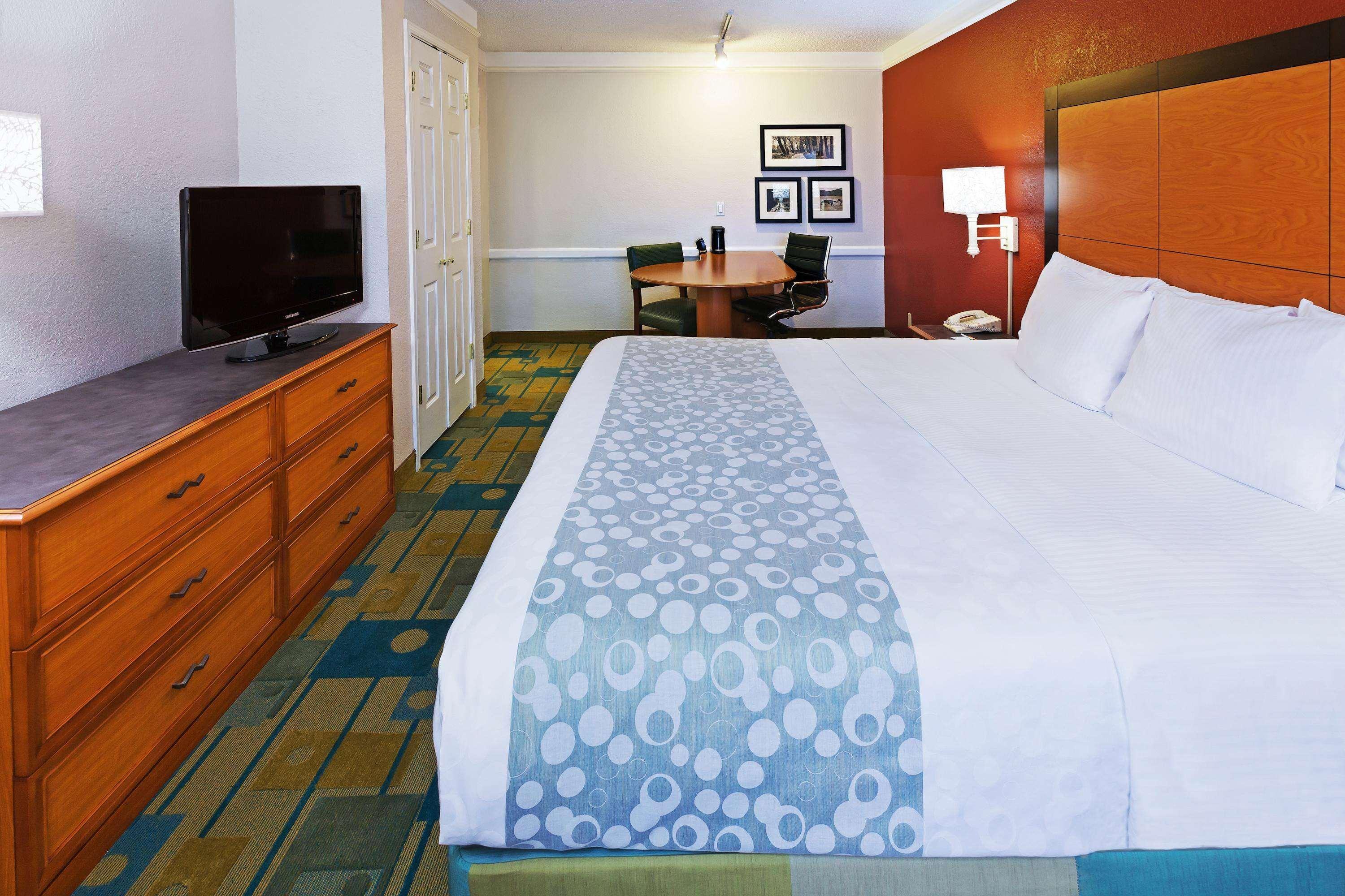 La Quinta Inn By Wyndham Victoria Bagian luar foto