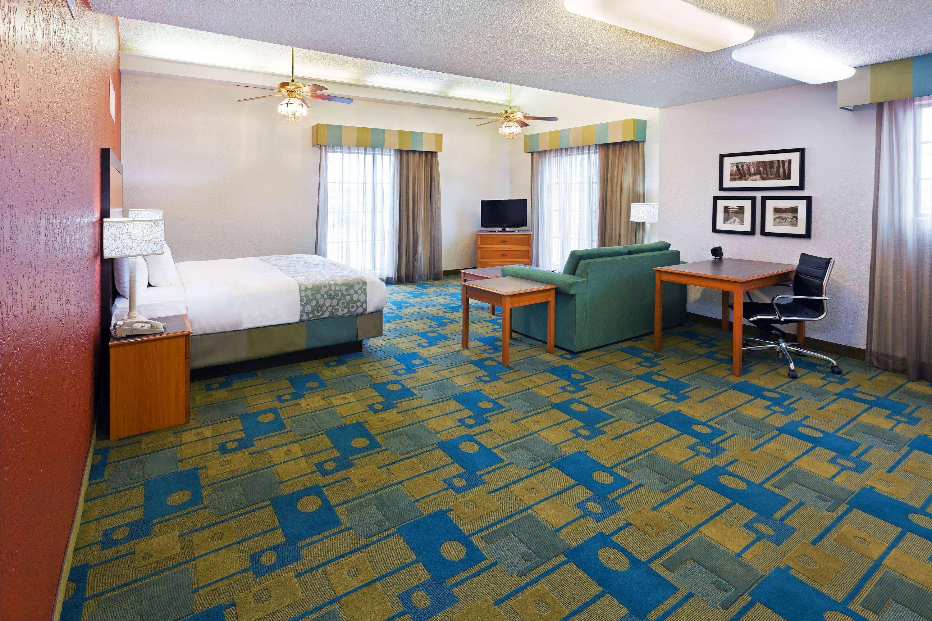 La Quinta Inn By Wyndham Victoria Bagian luar foto