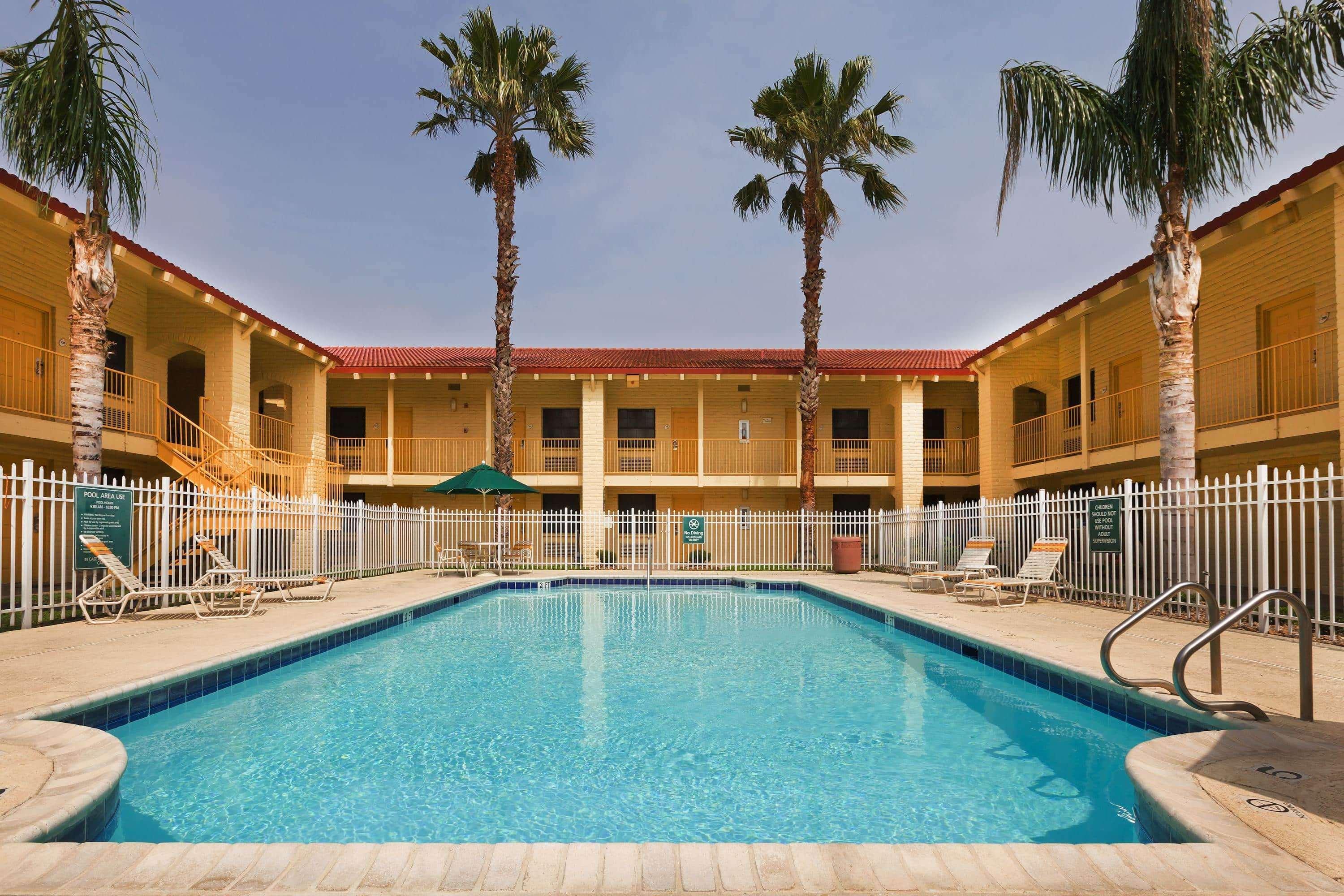 La Quinta Inn By Wyndham Victoria Bagian luar foto