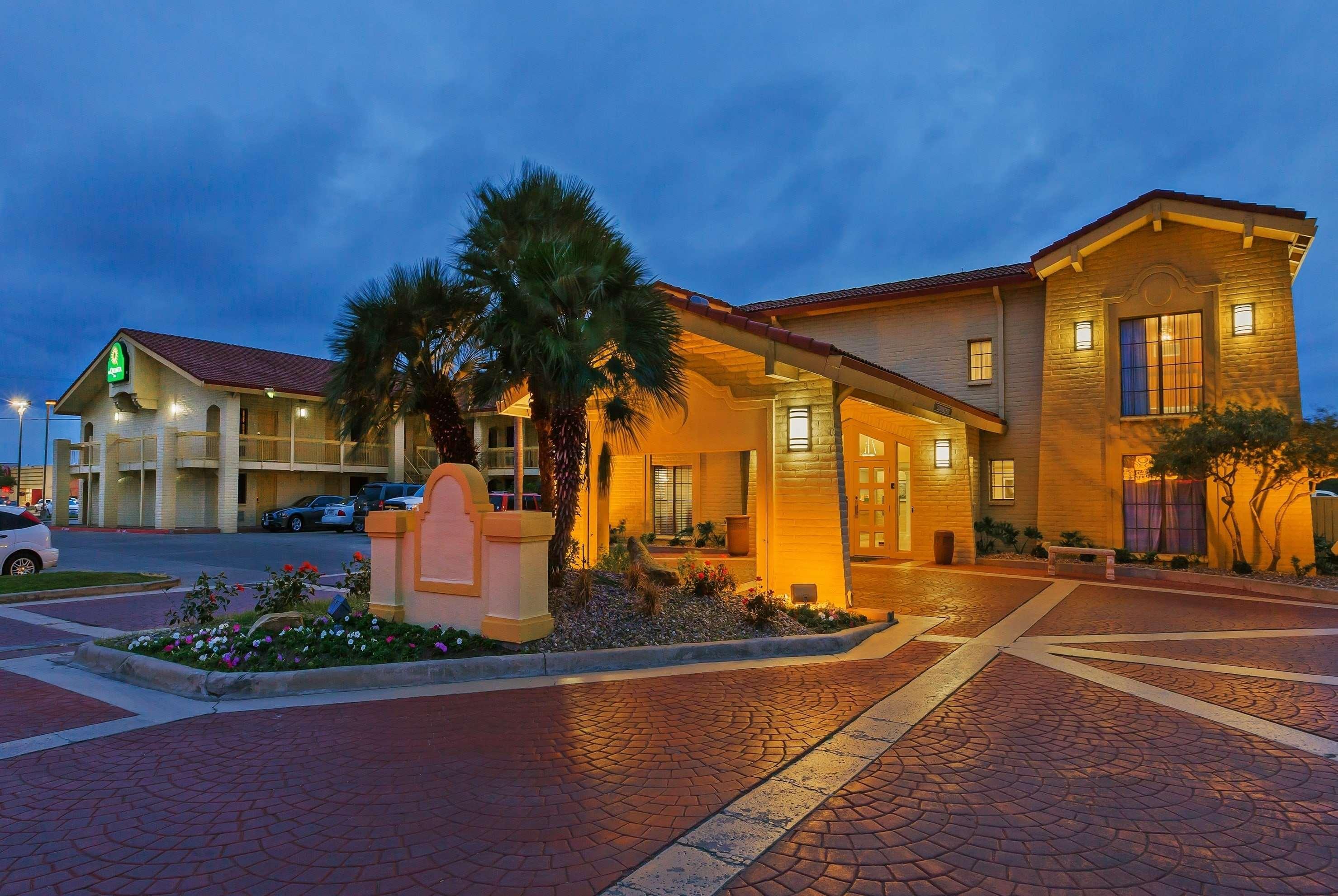 La Quinta Inn By Wyndham Victoria Bagian luar foto