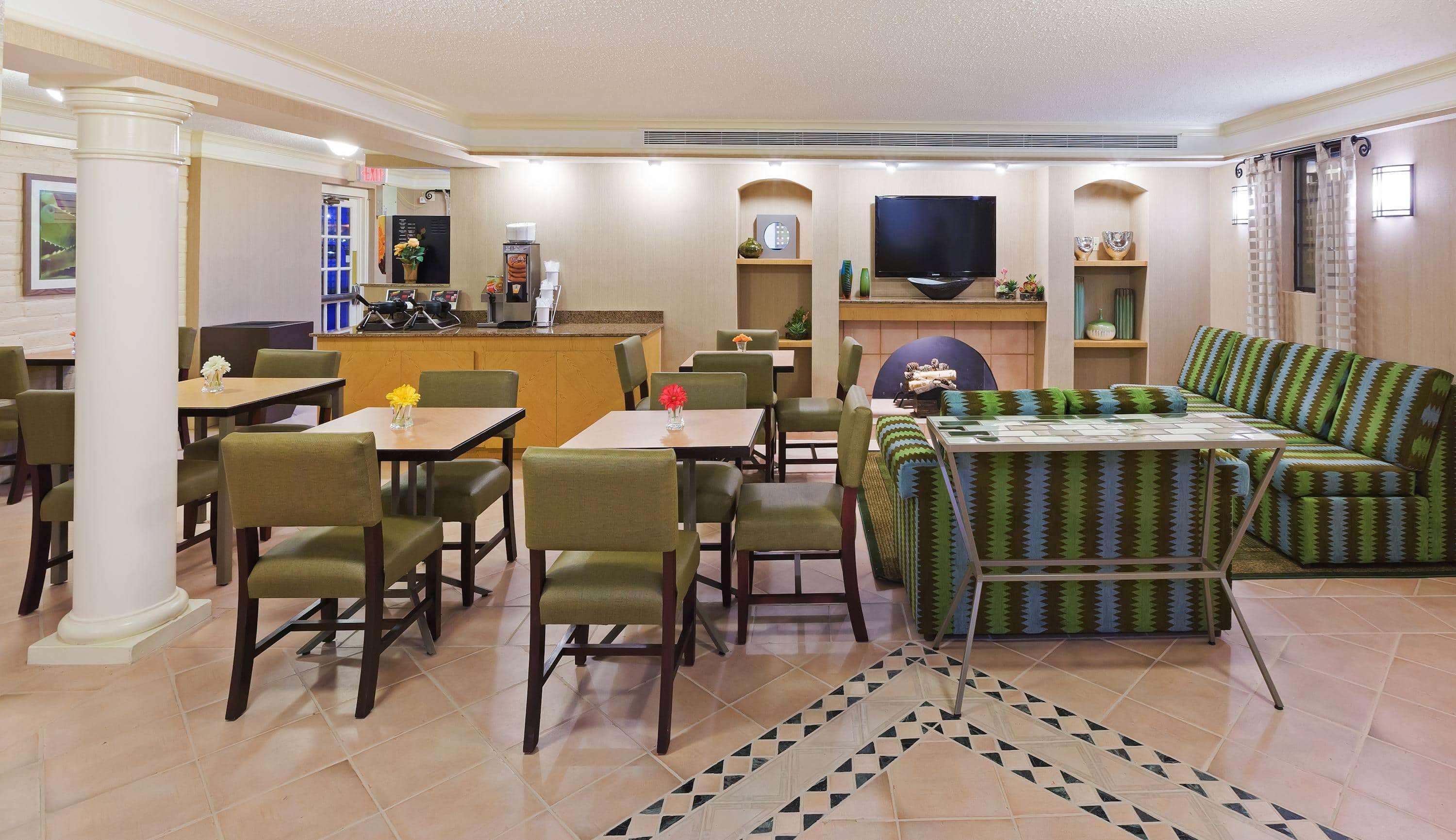 La Quinta Inn By Wyndham Victoria Bagian luar foto