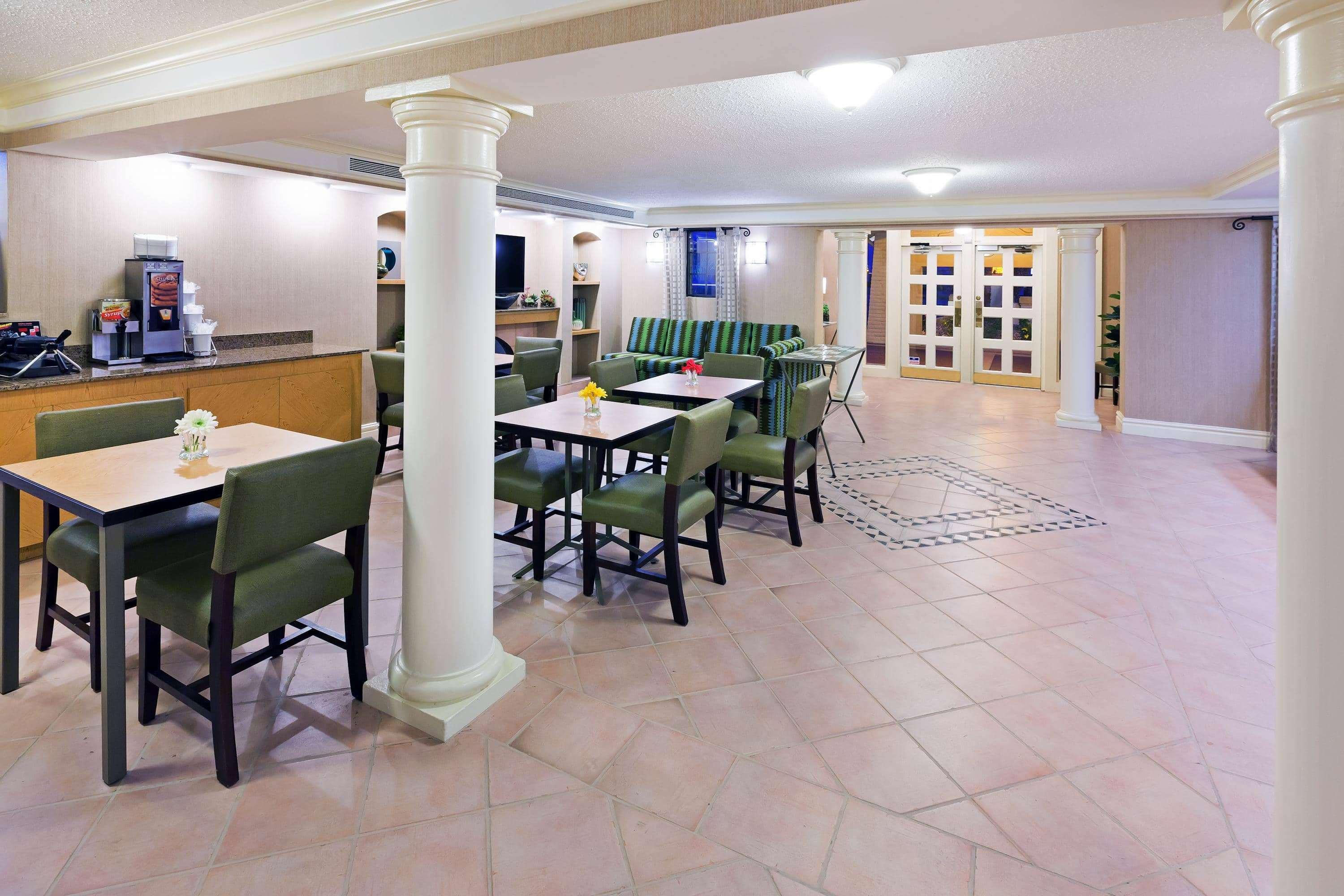 La Quinta Inn By Wyndham Victoria Bagian luar foto