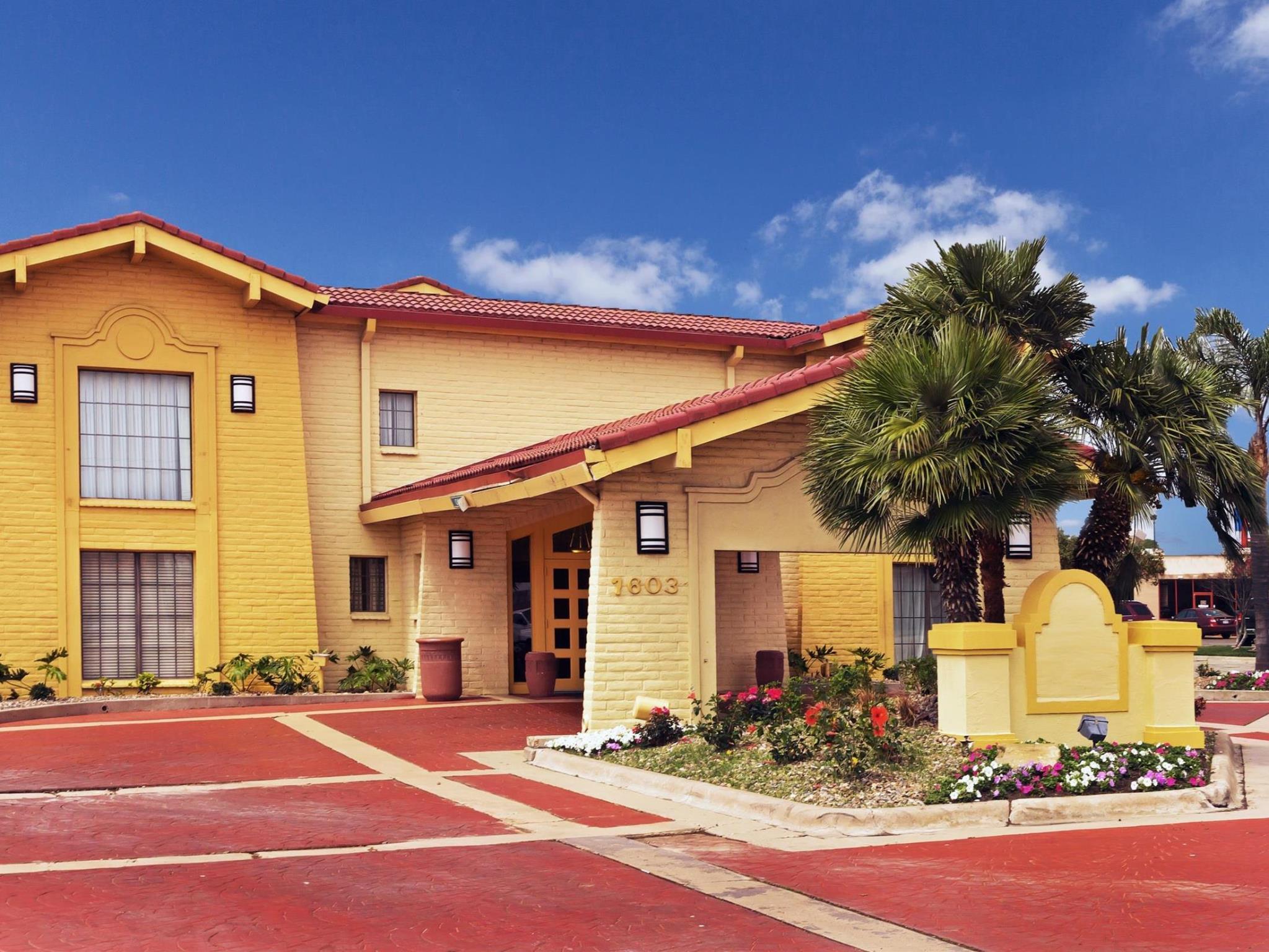 La Quinta Inn By Wyndham Victoria Bagian luar foto