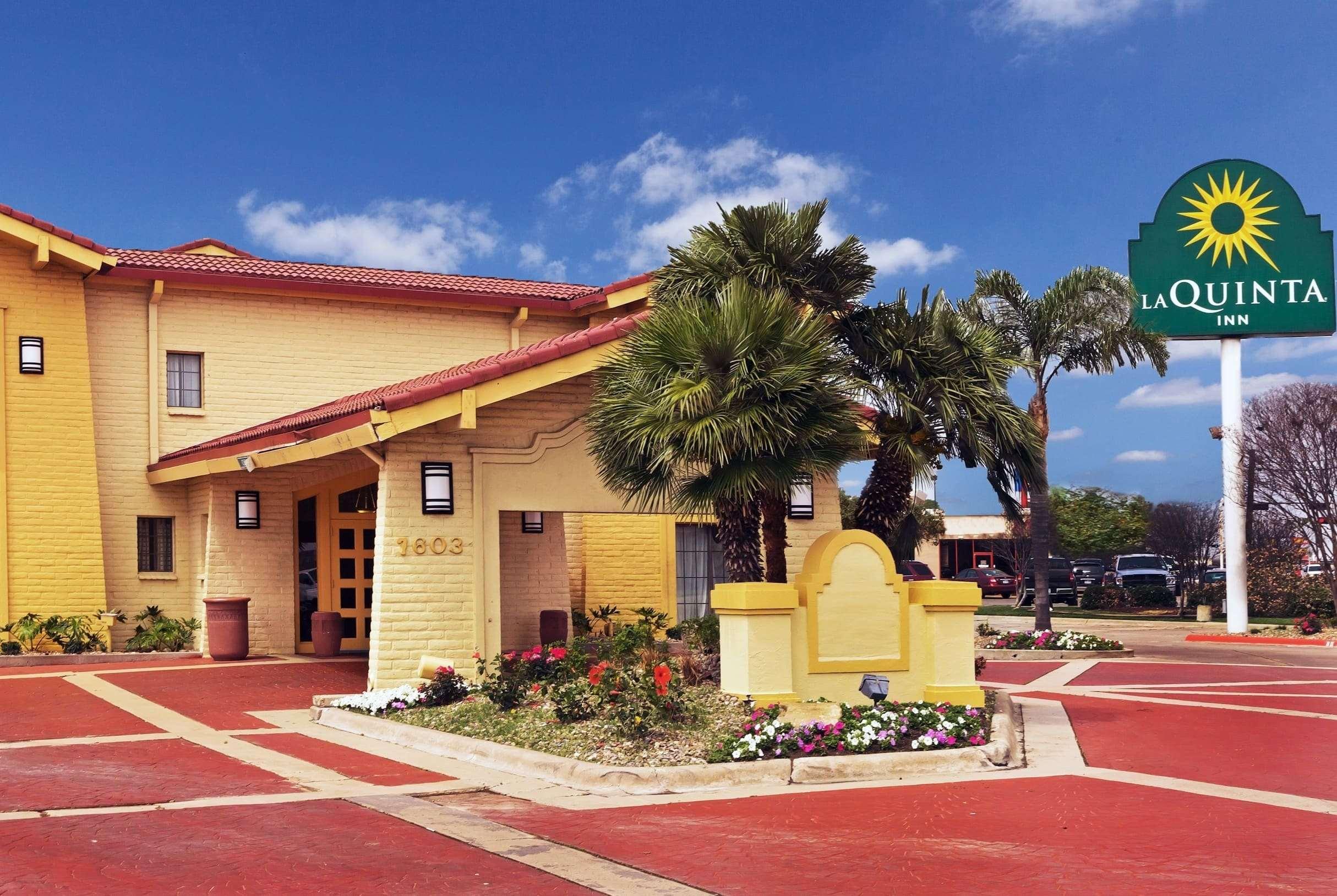 La Quinta Inn By Wyndham Victoria Bagian luar foto