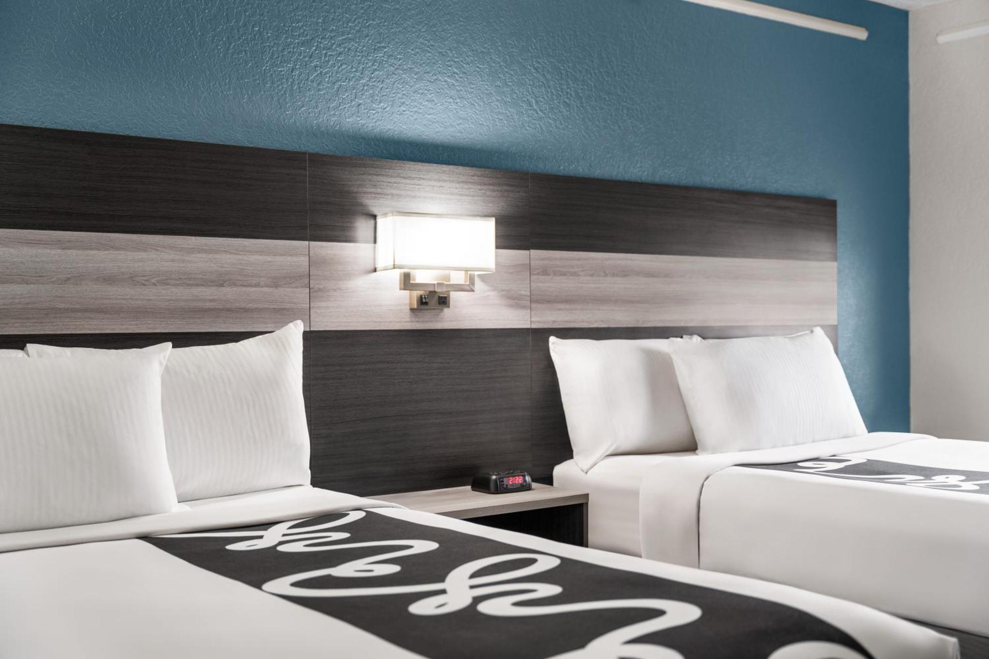 La Quinta Inn By Wyndham Victoria Bagian luar foto