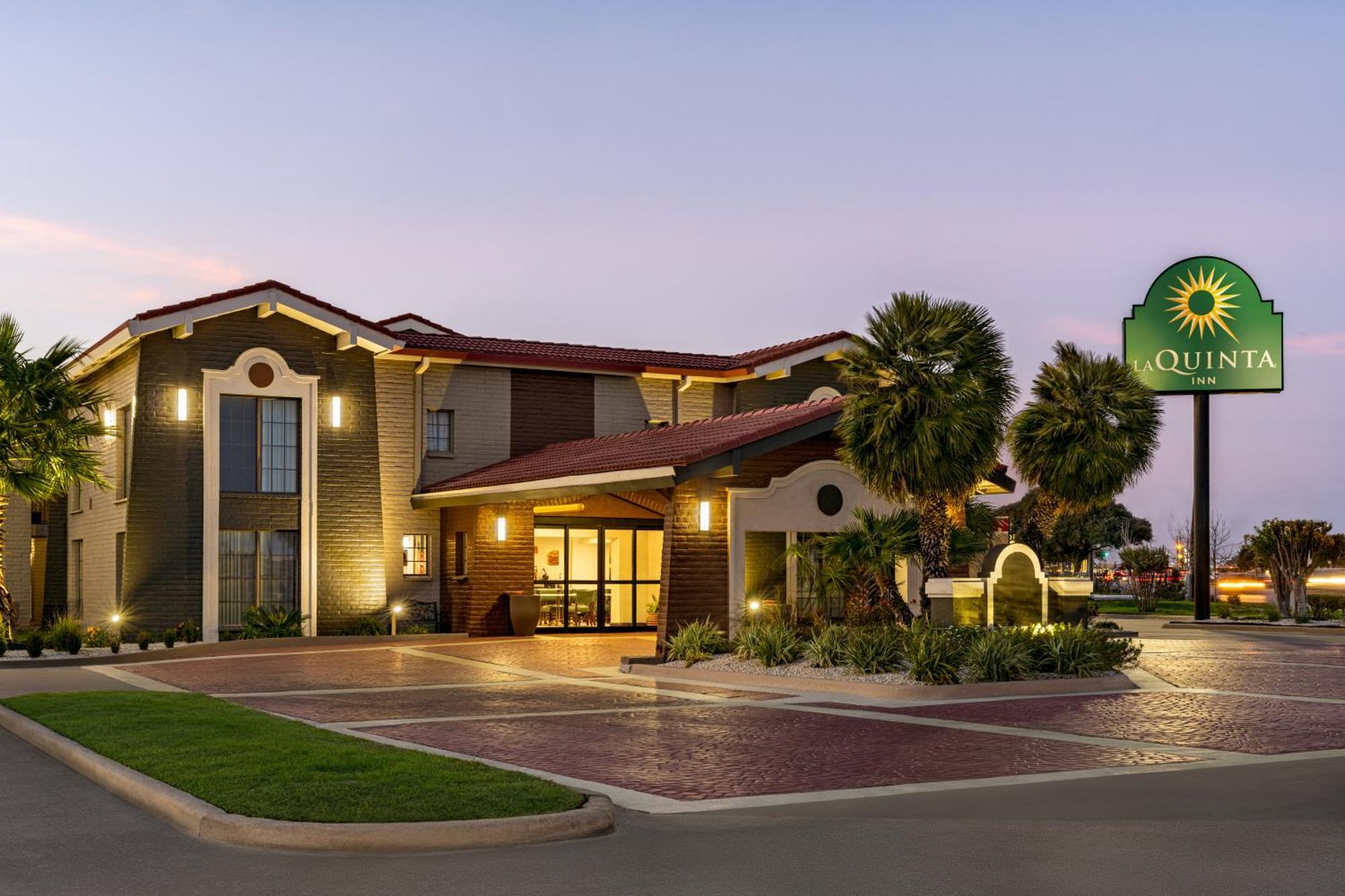 La Quinta Inn By Wyndham Victoria Bagian luar foto