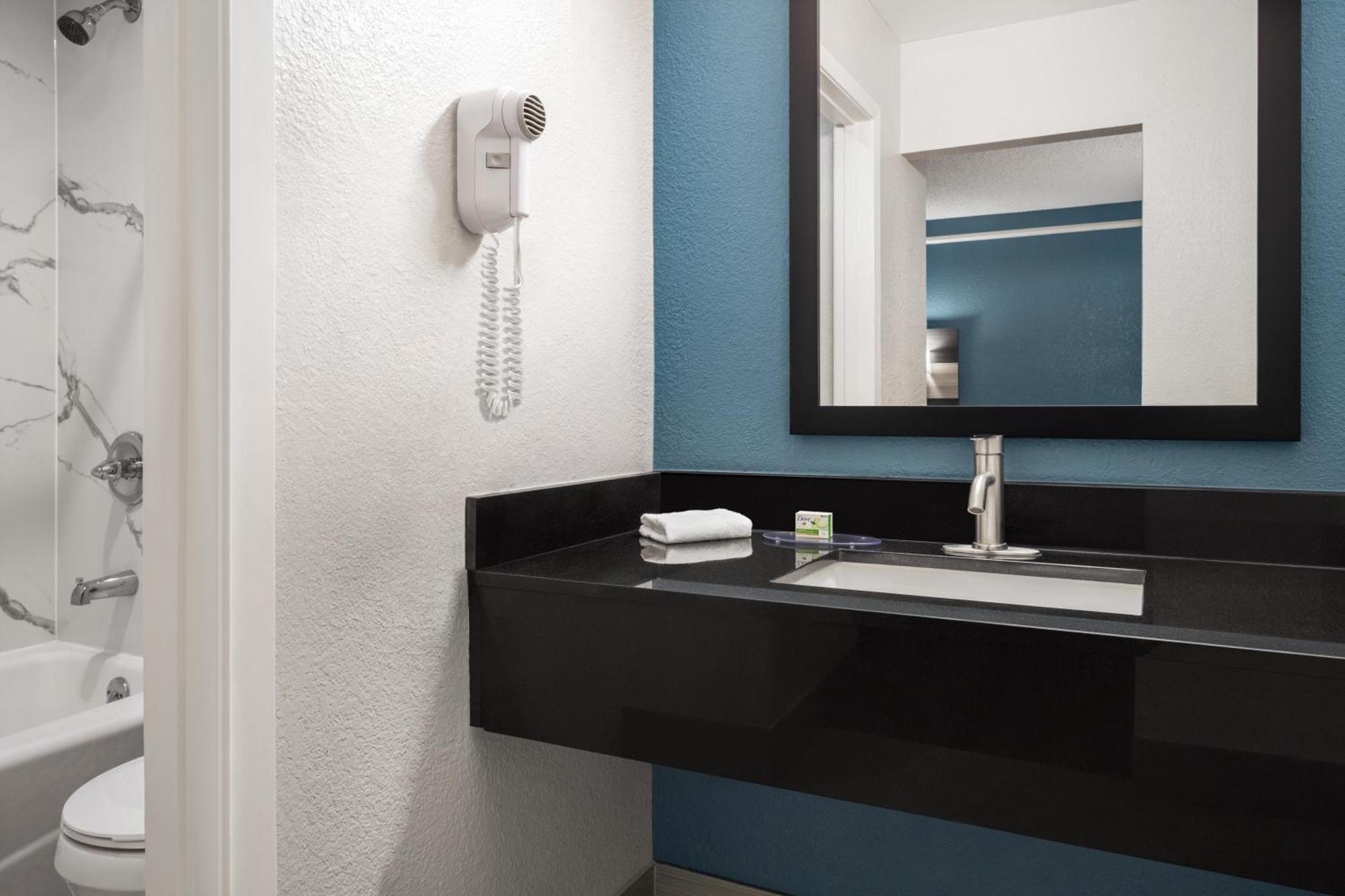 La Quinta Inn By Wyndham Victoria Bagian luar foto
