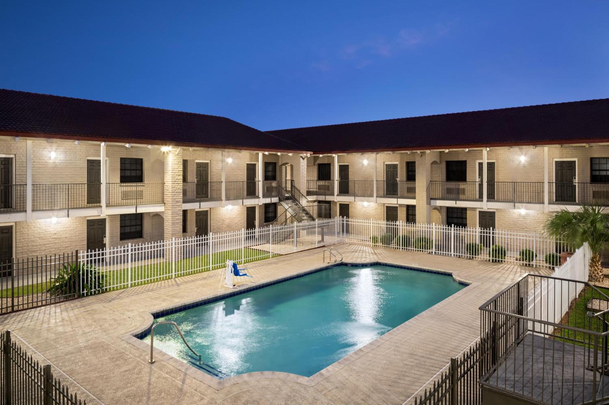 La Quinta Inn By Wyndham Victoria Bagian luar foto