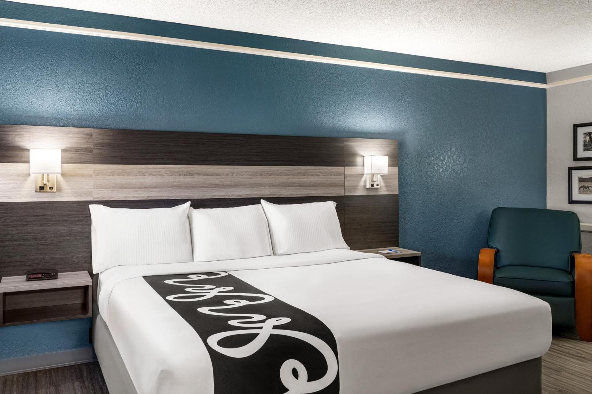 La Quinta Inn By Wyndham Victoria Bagian luar foto
