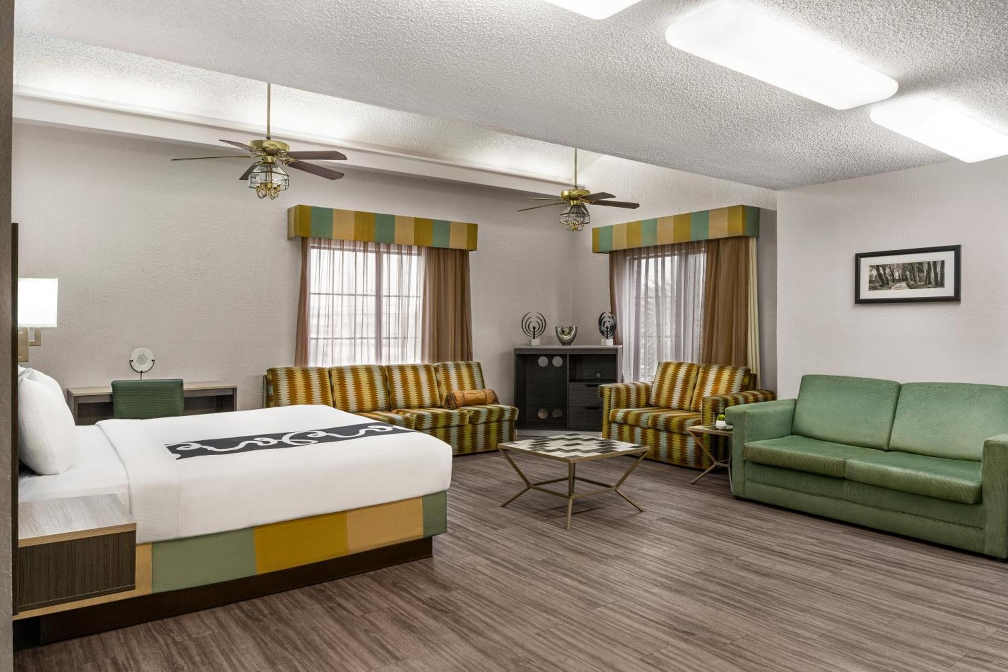 La Quinta Inn By Wyndham Victoria Bagian luar foto