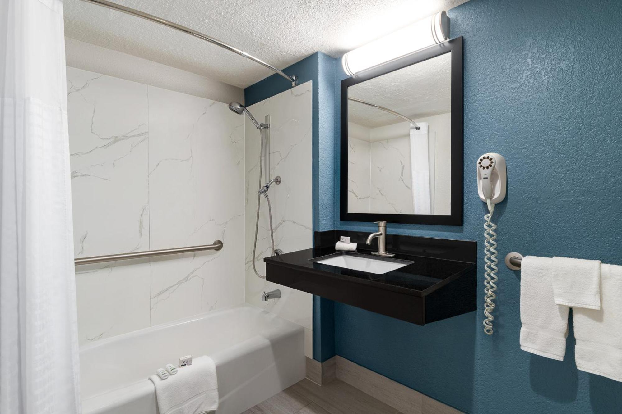 La Quinta Inn By Wyndham Victoria Bagian luar foto