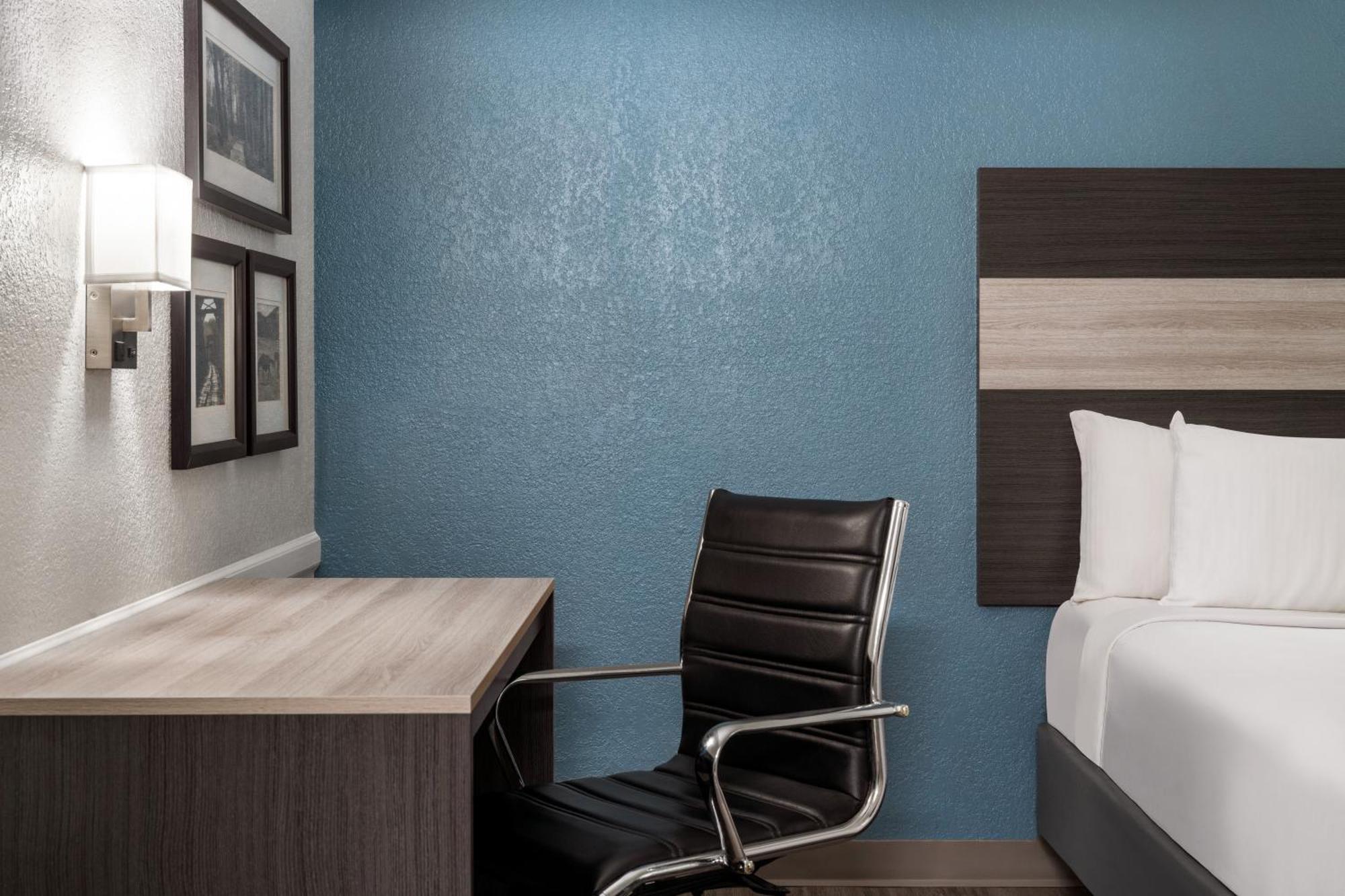 La Quinta Inn By Wyndham Victoria Bagian luar foto