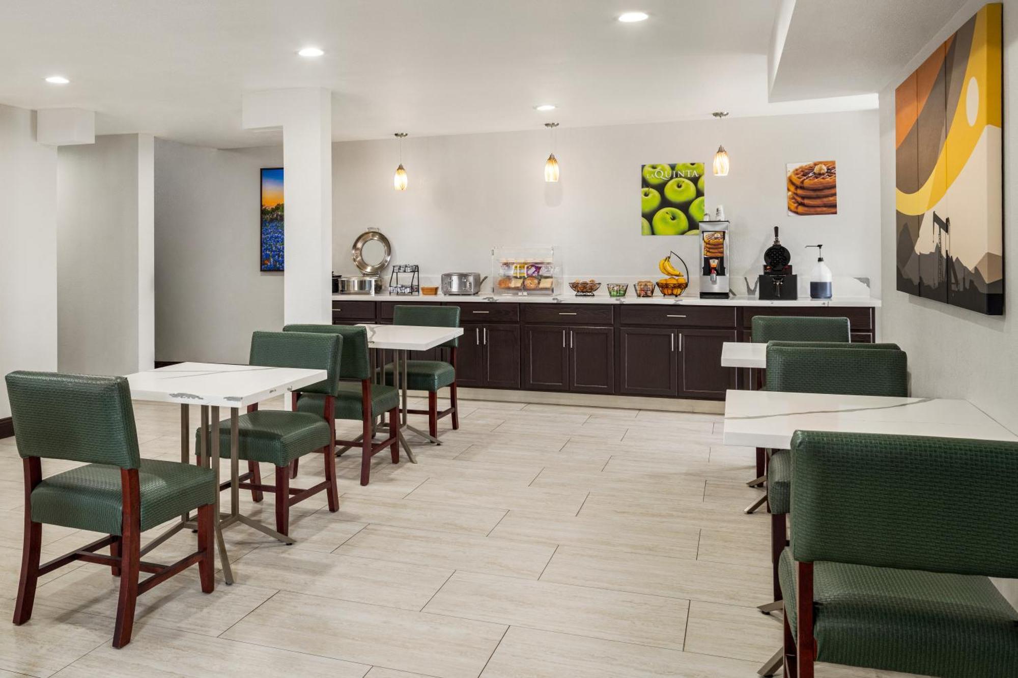 La Quinta Inn By Wyndham Victoria Bagian luar foto