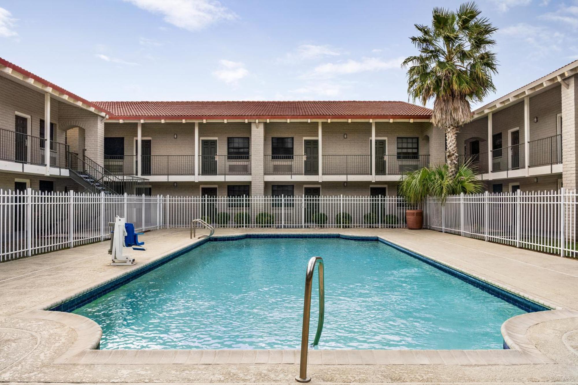La Quinta Inn By Wyndham Victoria Bagian luar foto