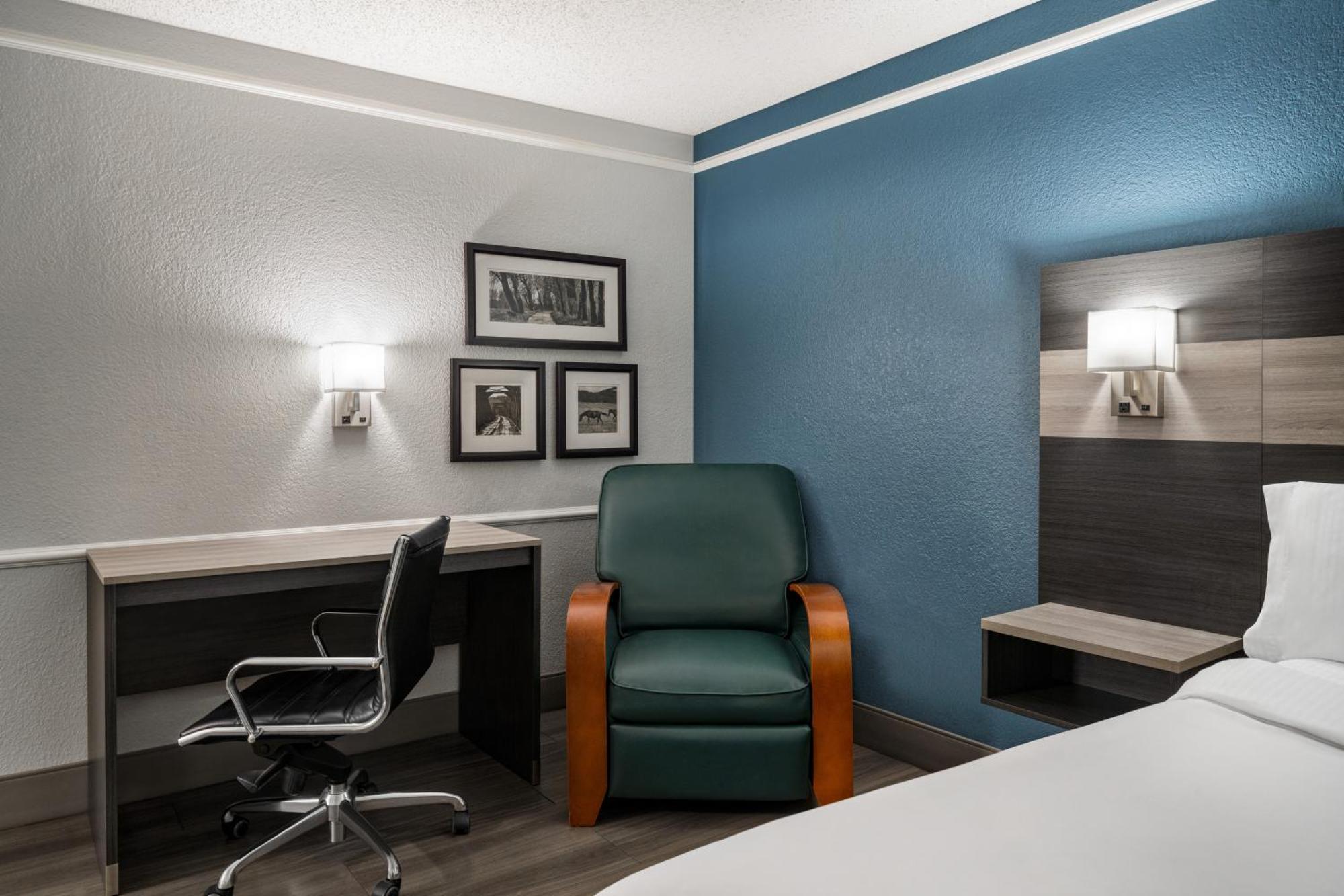 La Quinta Inn By Wyndham Victoria Bagian luar foto
