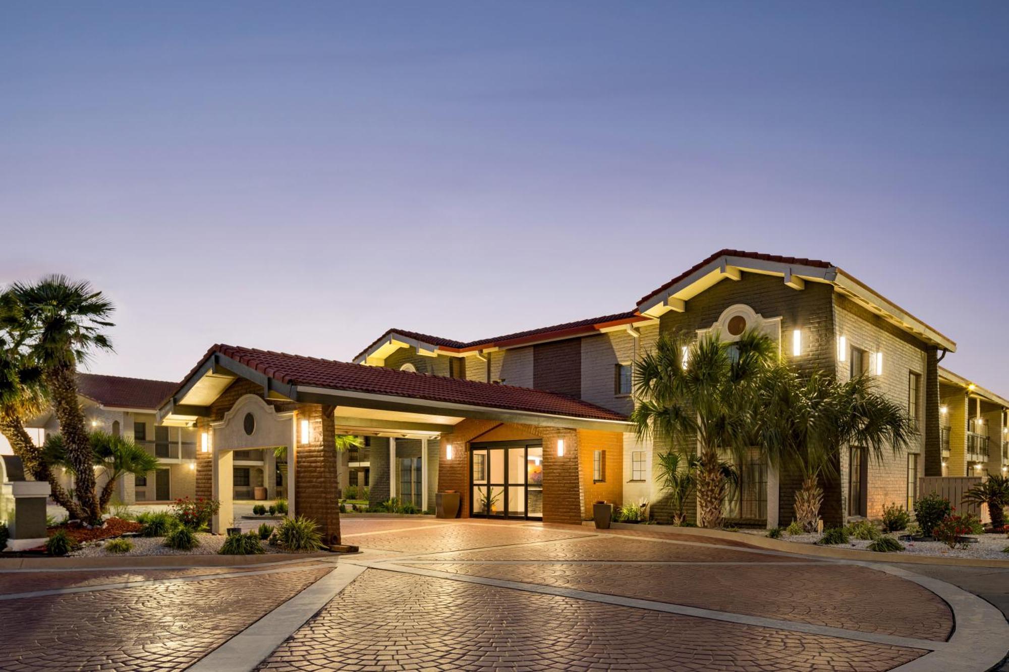 La Quinta Inn By Wyndham Victoria Bagian luar foto